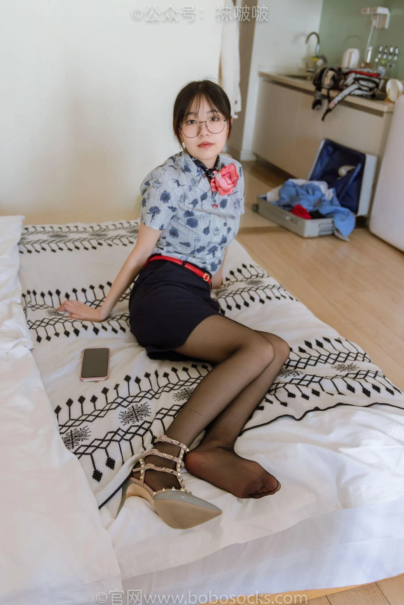 [BoBoSocks袜啵啵]NO.087 小甜豆-空姐制服、高跟鞋、黑丝 [130P]插图9